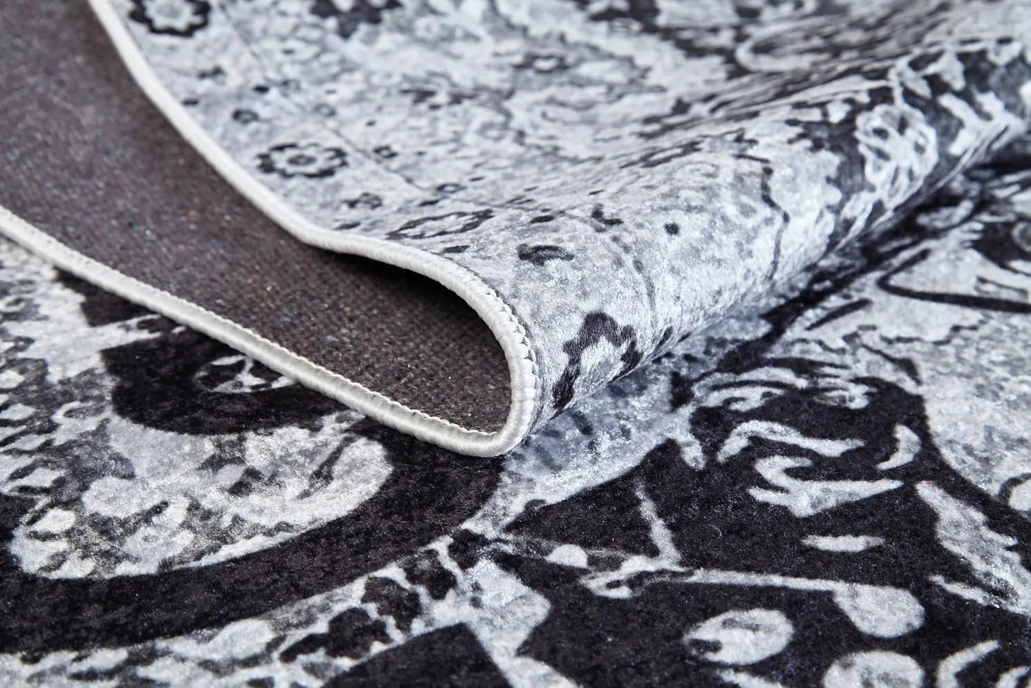 Blassrosa, cremebeige, geometrisch gemusterter Kelim-Teppich