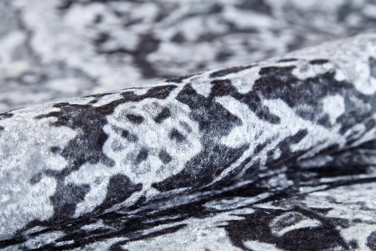 Blassrosa, cremebeige, geometrisch gemusterter Kelim-Teppich