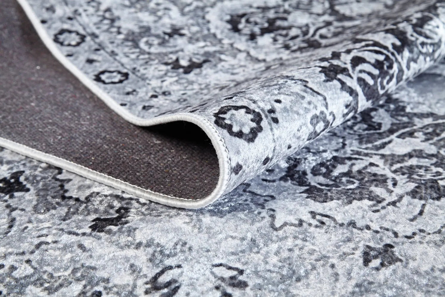 Blassrosa, cremebeige, geometrisch gemusterter Kelim-Teppich