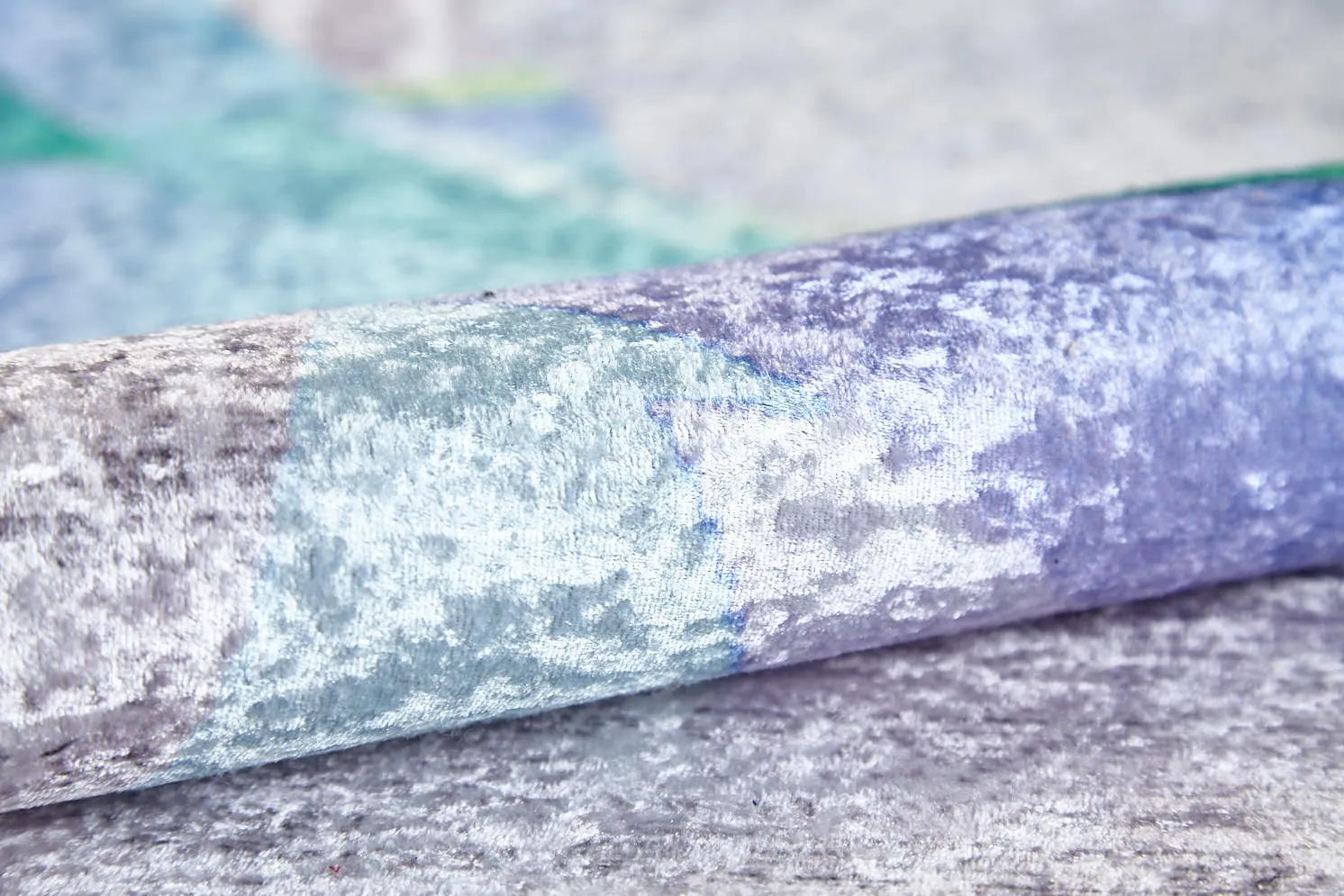 Blassrosa, cremebeige, geometrisch gemusterter Kelim-Teppich