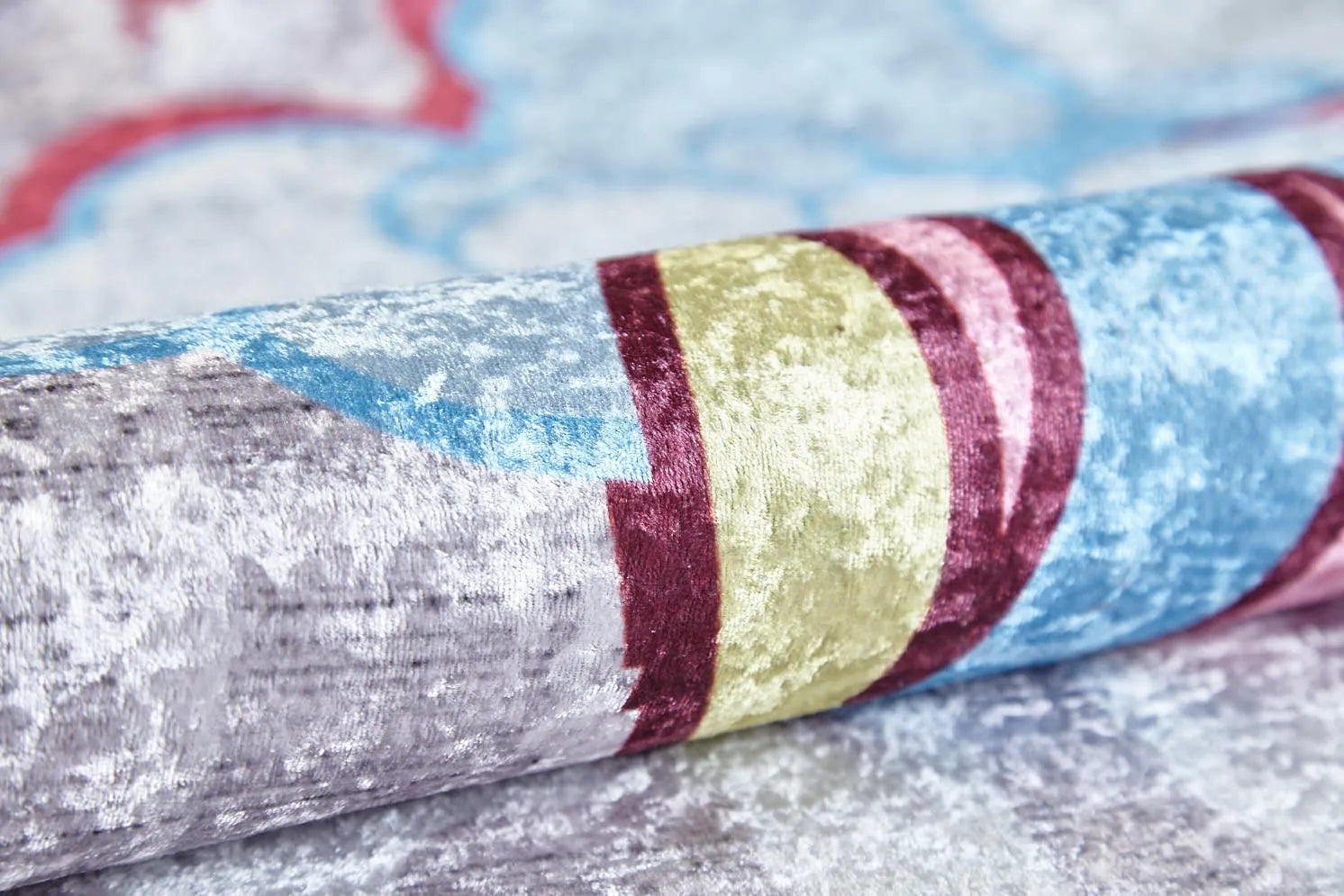 Blassrosa, cremebeige, geometrisch gemusterter Kelim-Teppich