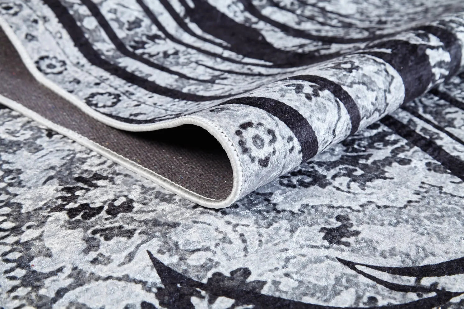 Blassrosa, cremebeige, geometrisch gemusterter Kelim-Teppich