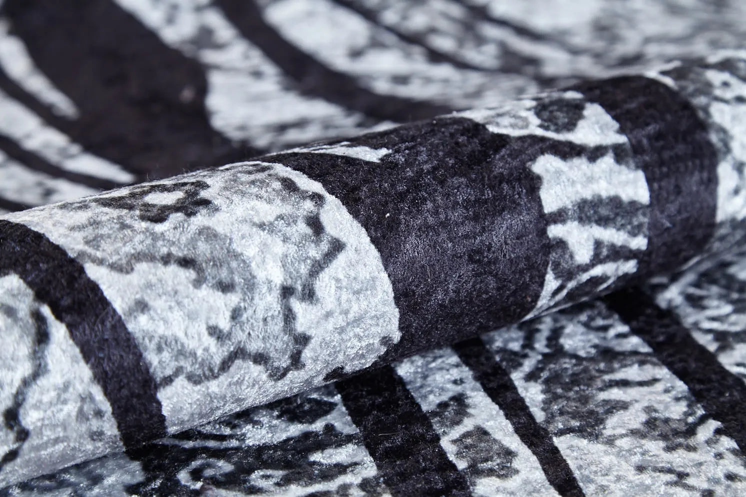 Siyah Beyaz Kadın Portresi ve Eskiz Desenli Sanatsal Halı