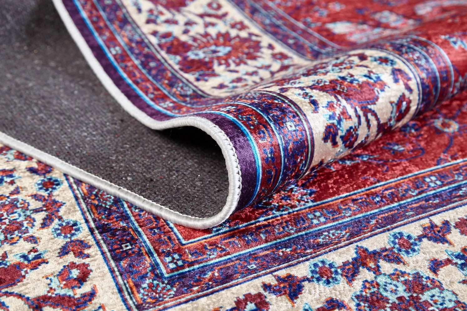 Blassrosa, cremebeige, geometrisch gemusterter Kelim-Teppich