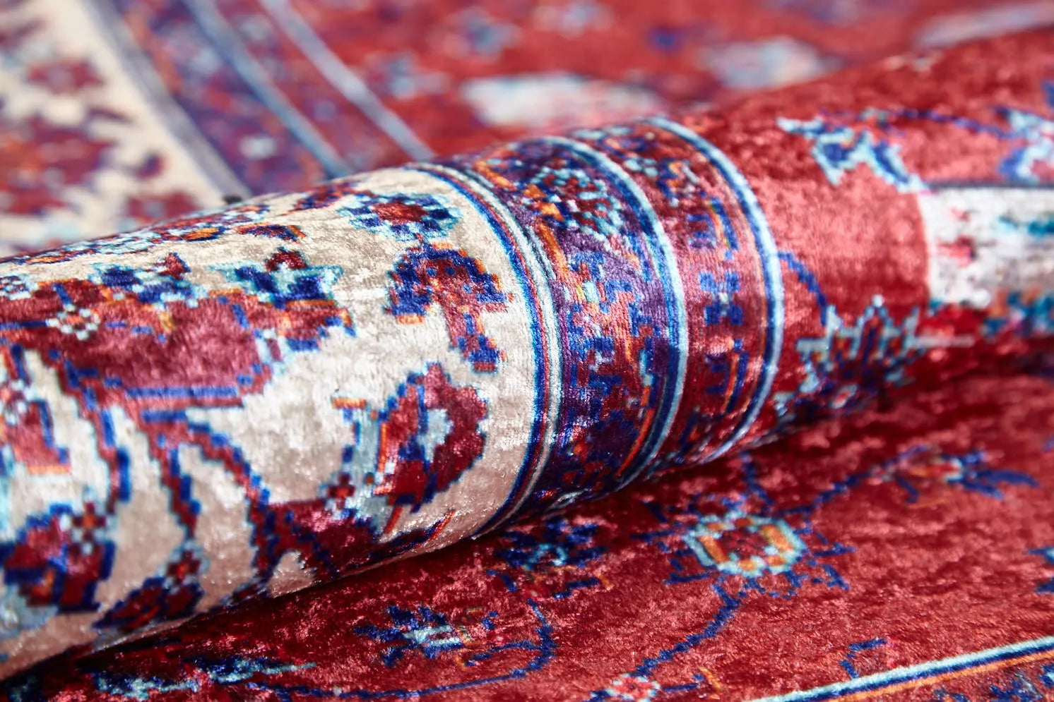 Blassrosa, cremebeige, geometrisch gemusterter Kelim-Teppich