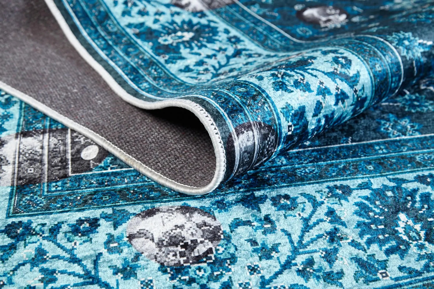 Blassrosa, cremebeige, geometrisch gemusterter Kelim-Teppich