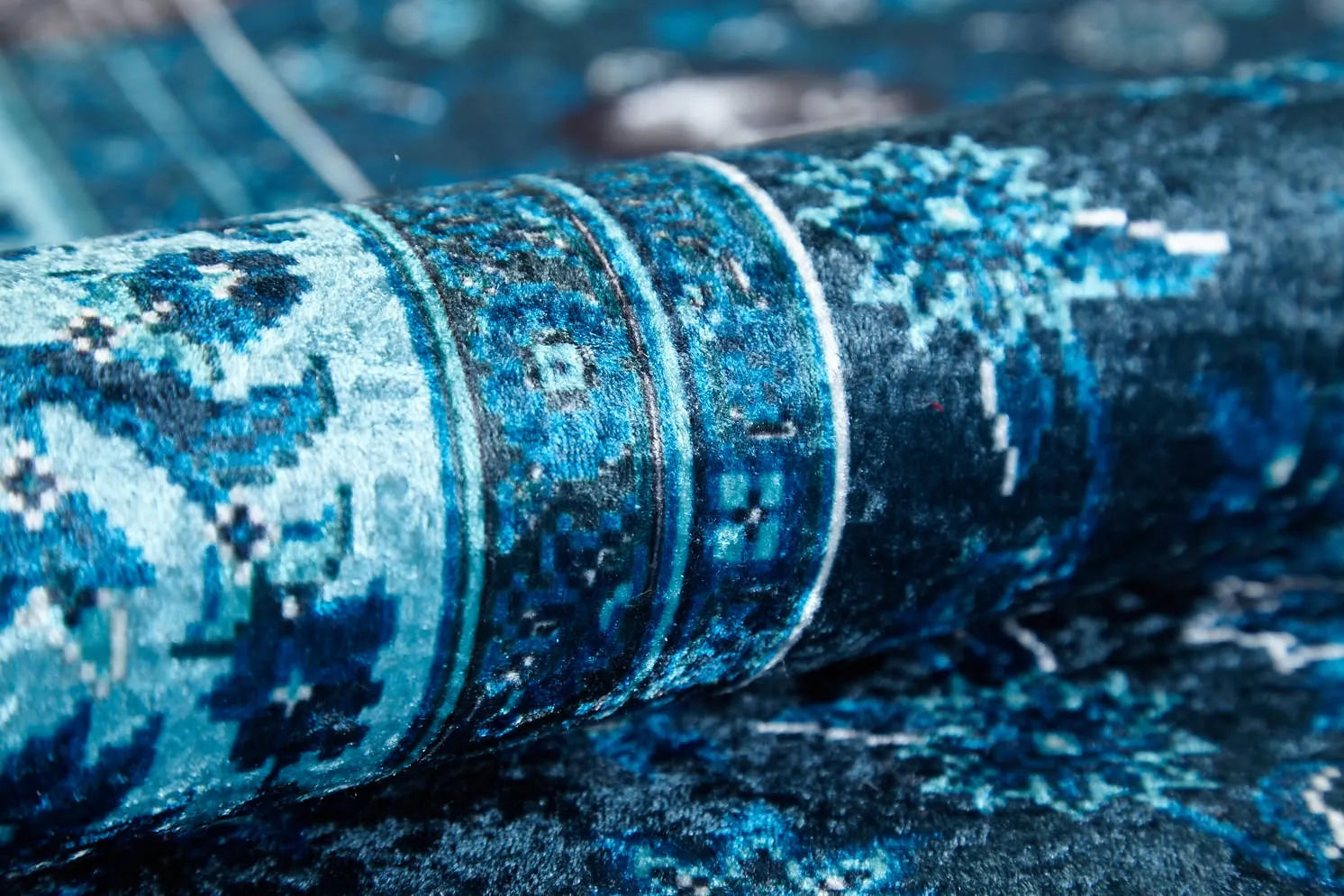 Blassrosa, cremebeige, geometrisch gemusterter Kelim-Teppich