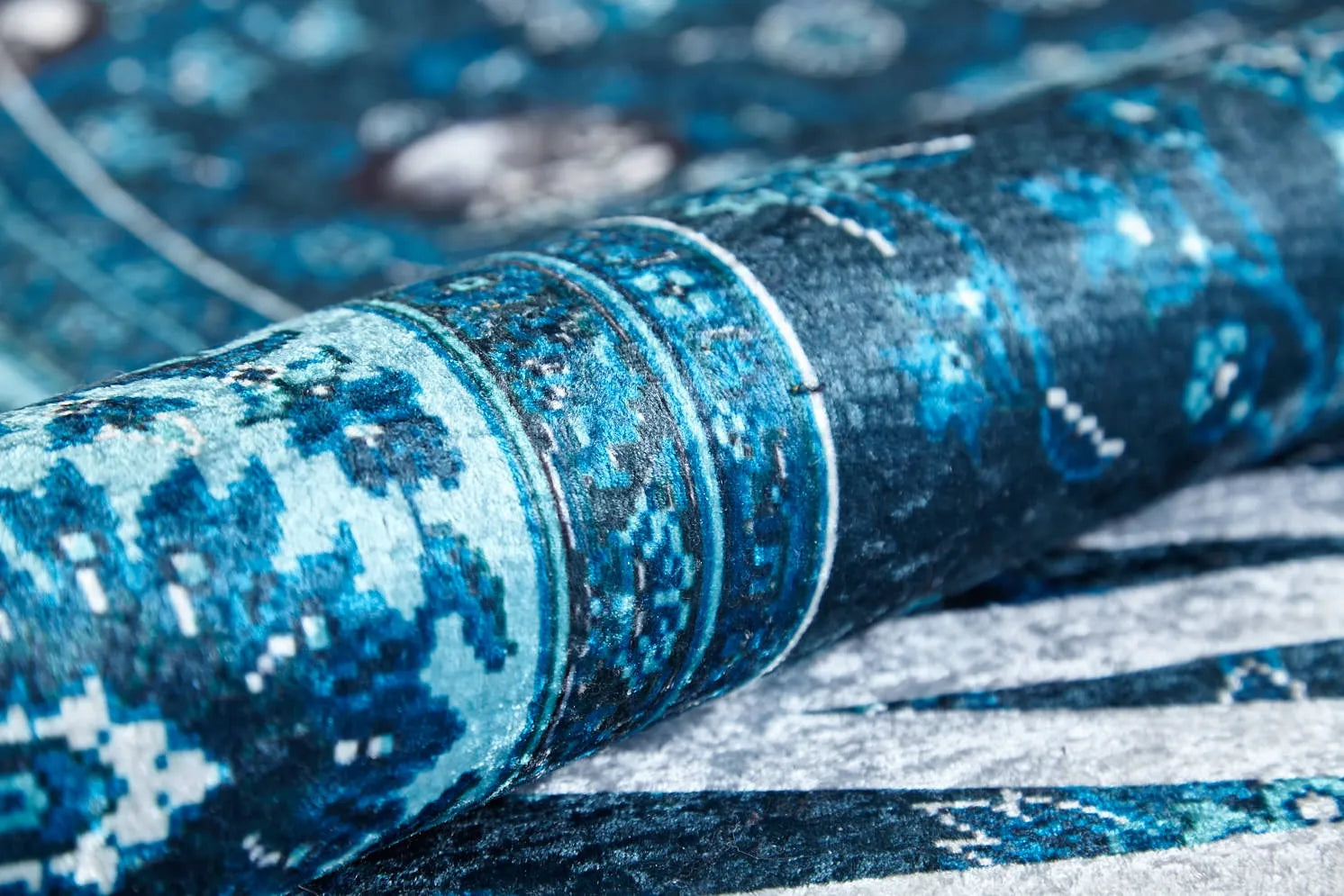 Blassrosa, cremebeige, geometrisch gemusterter Kelim-Teppich