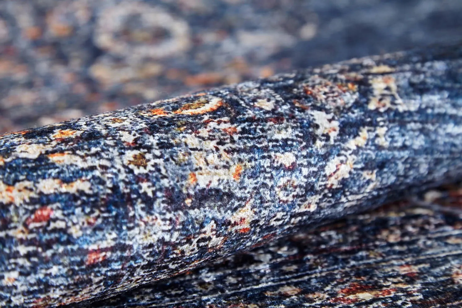 Blassrosa, cremebeige, geometrisch gemusterter Kelim-Teppich