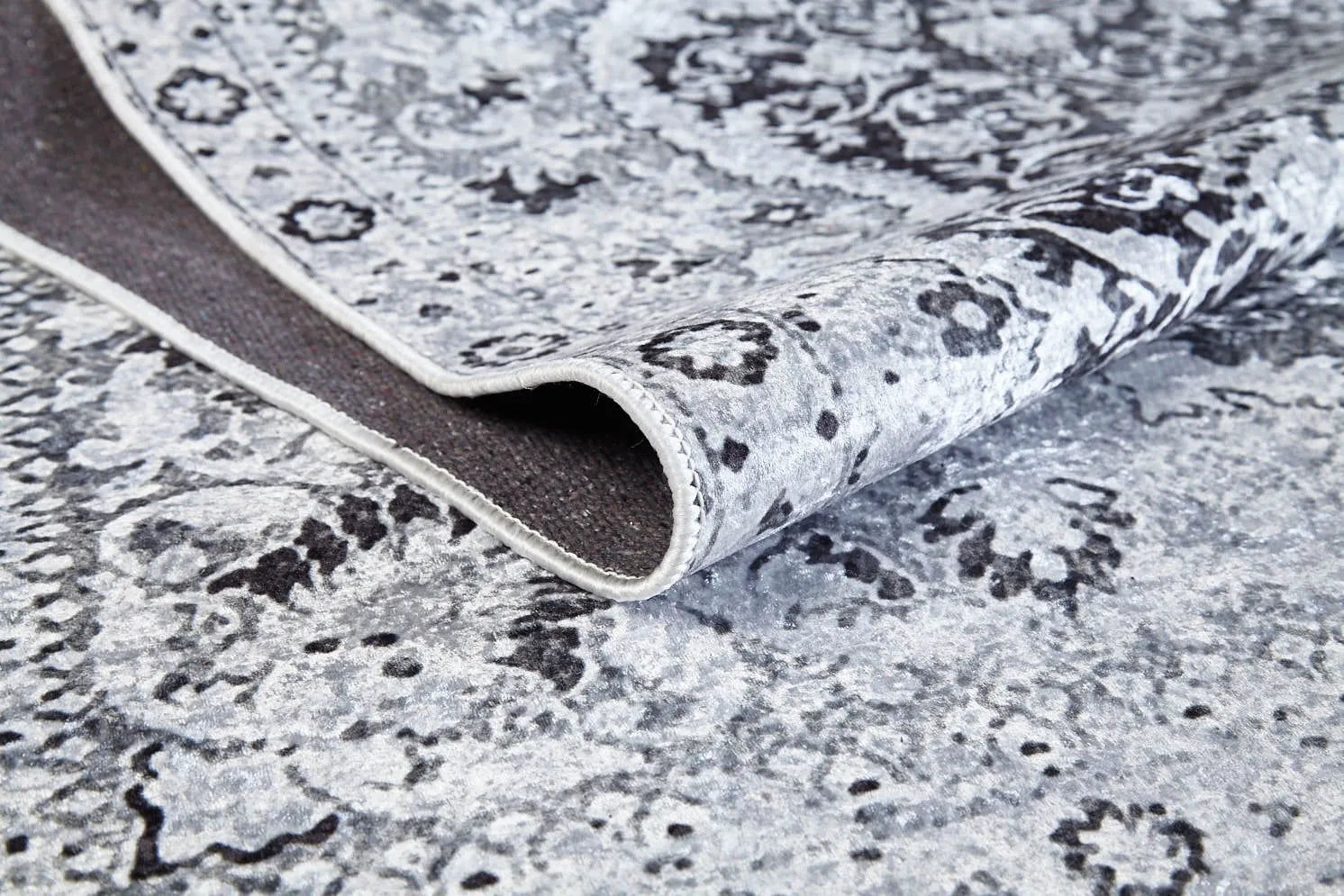 Blassrosa, cremebeige, geometrisch gemusterter Kelim-Teppich