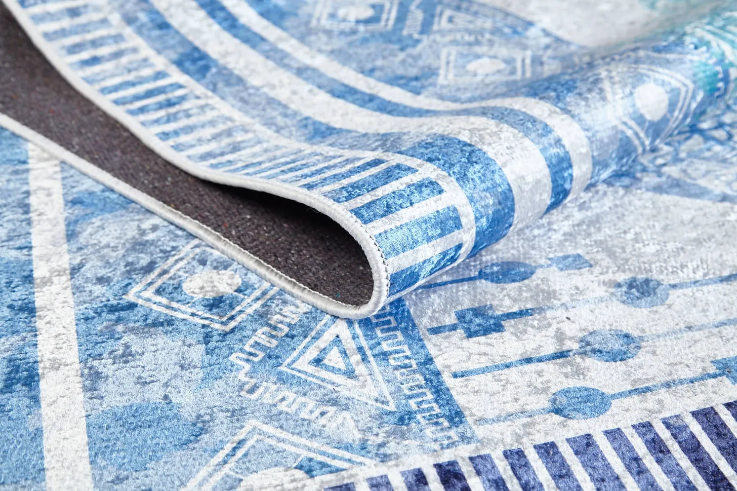 Blassrosa, cremebeige, geometrisch gemusterter Kelim-Teppich