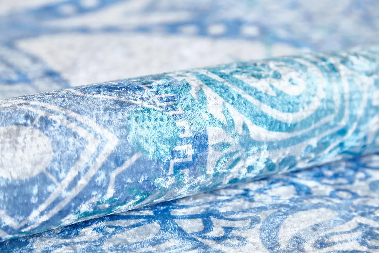 Blassrosa, cremebeige, geometrisch gemusterter Kelim-Teppich