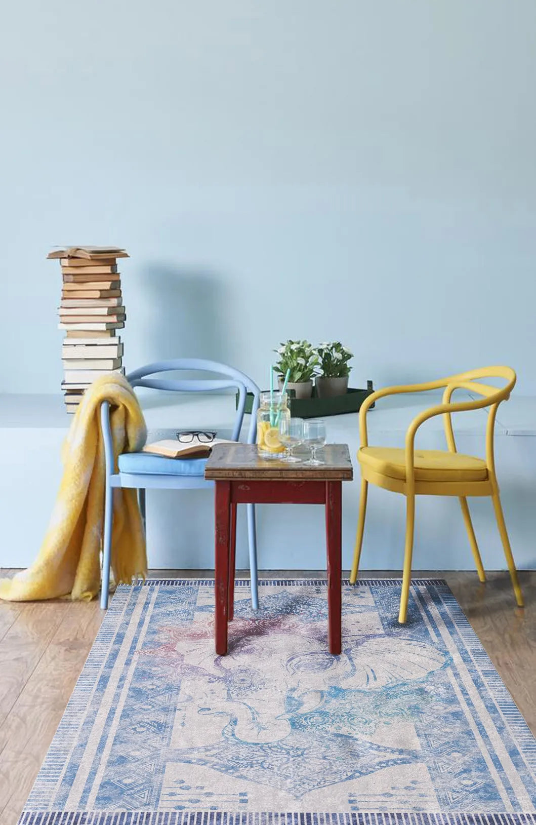 Blassrosa, cremebeige, geometrisch gemusterter Kelim-Teppich