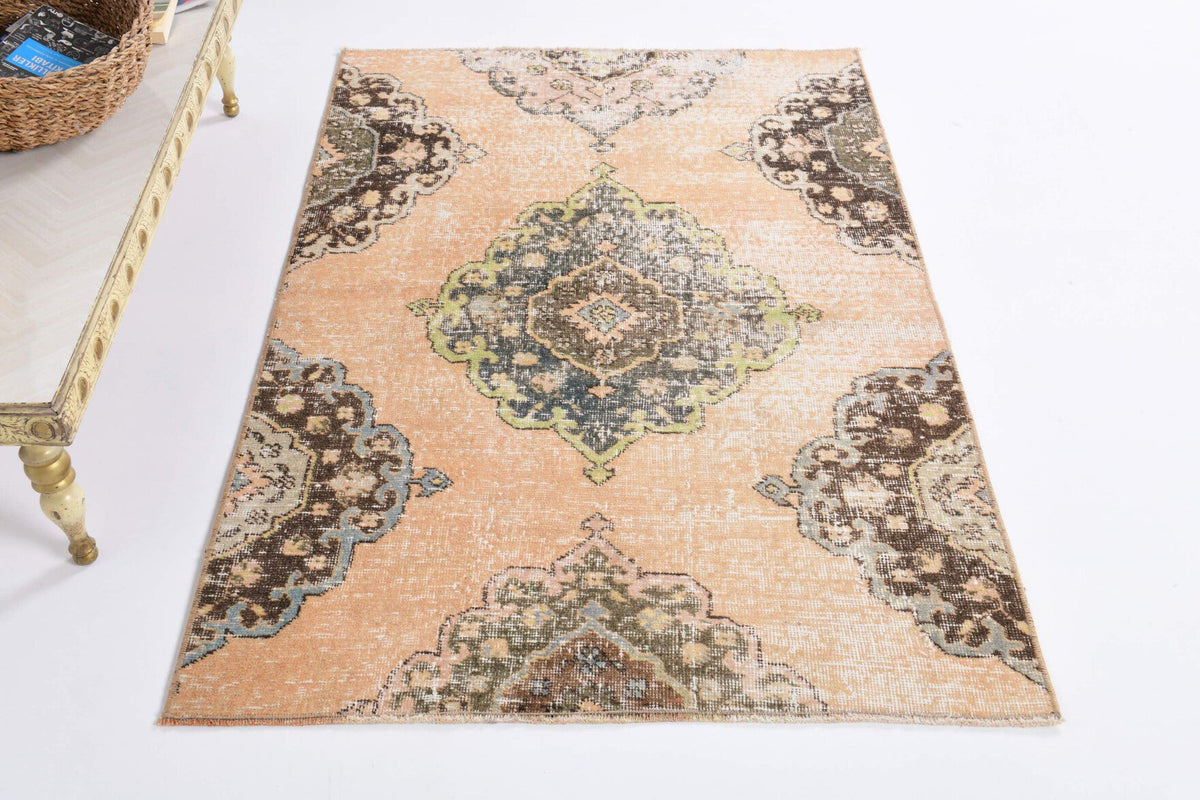 1970'lerden Anadolu kökenli oryantal desenli el dokuma vintage halı, 98x145 cm