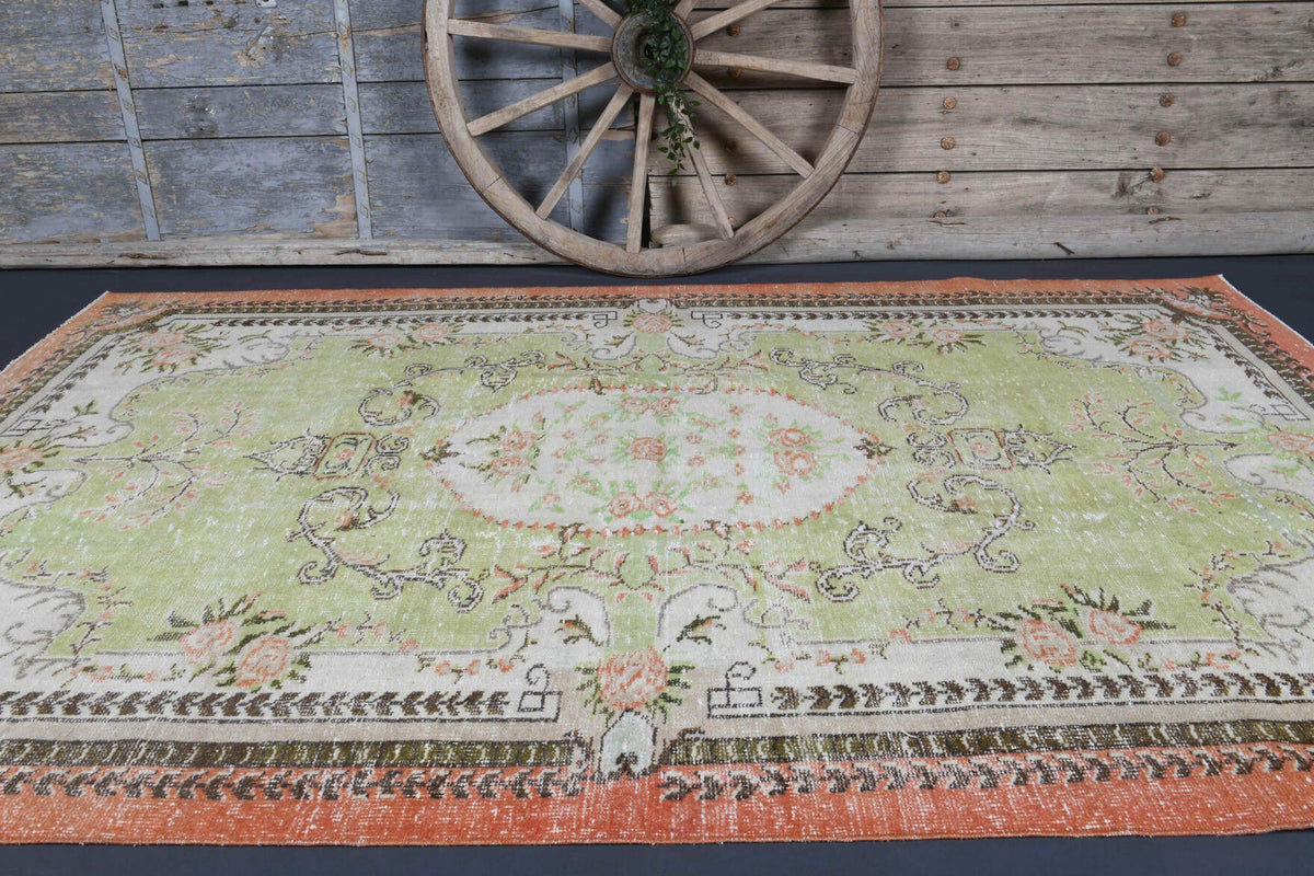 Oryantal desenli el dokuma vintage halı – bej, mavi ve gri tonlarda yün dokuma