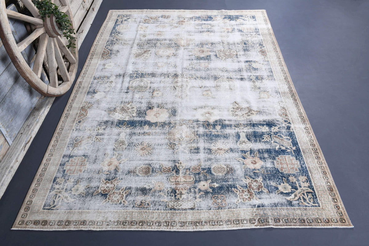 205x312 cm gri, mavi ve beyaz oryantal desenli el dokuma vintage halı – üstten tam görünüm