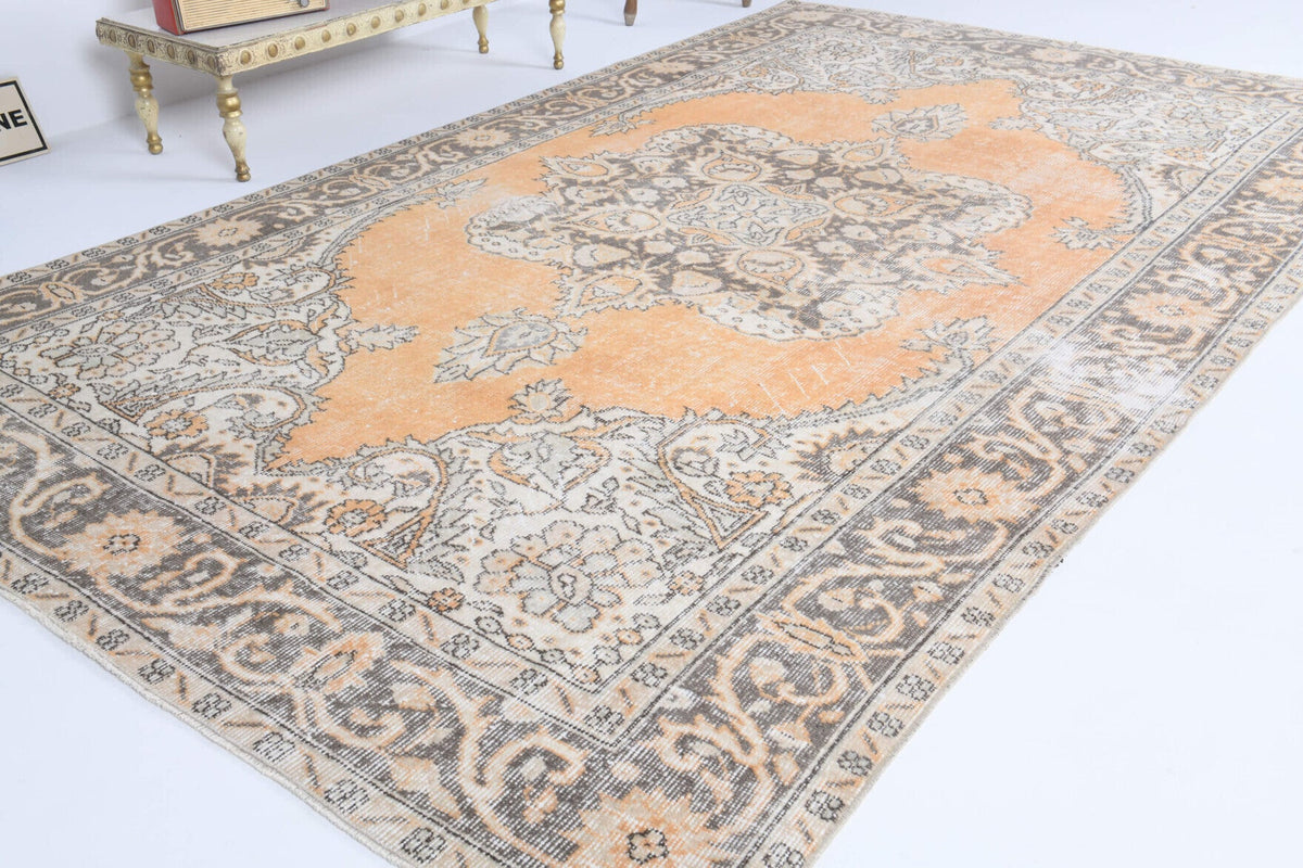 Oryantal desenli el dokuma vintage halı – bej ve turuncu tonlarda yün dokuma