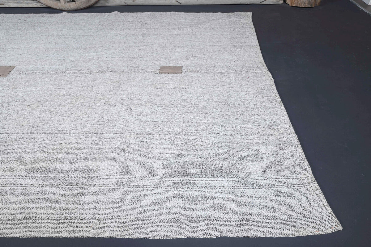 Beyaz ve gri renkli el dokuma vintage kilim, %100 yün dokuma