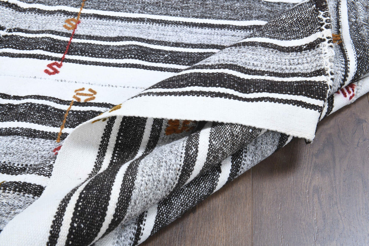 Anadolu kökenli el dokuma kilim – 1960'lar üretimi, çizgili