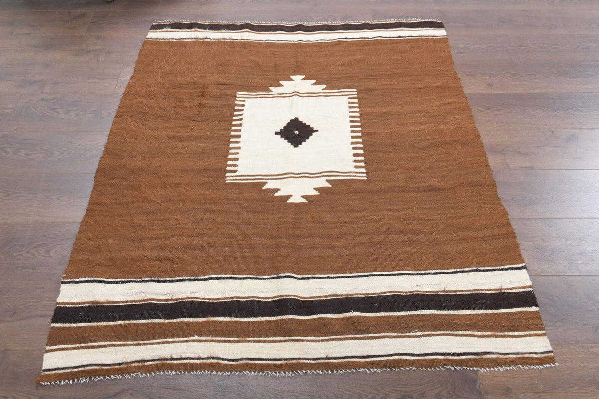 El yapımı vintage halı 122x150 cm madalyonlu desenli yün - yakın çekim doku detayı