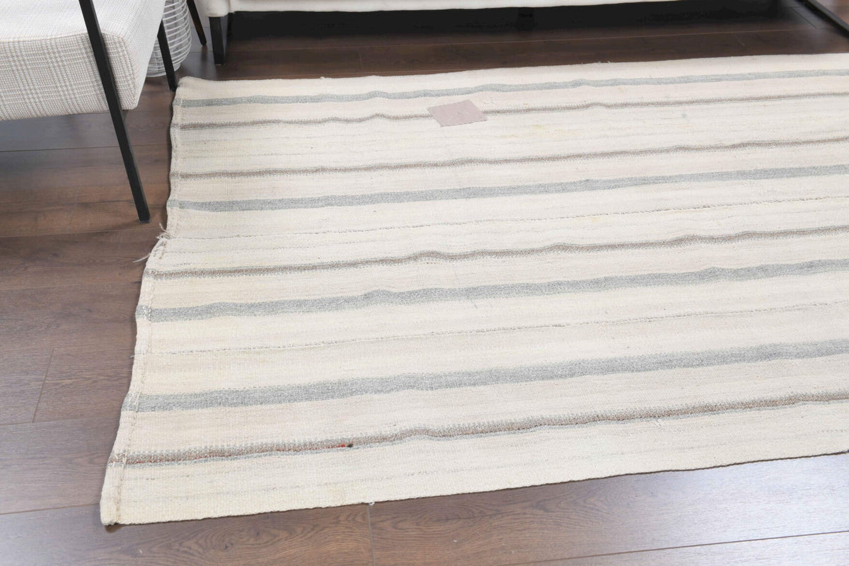 El yapımı vintage halı 152x244 cm çizgili desenli yün - mekan görünümü