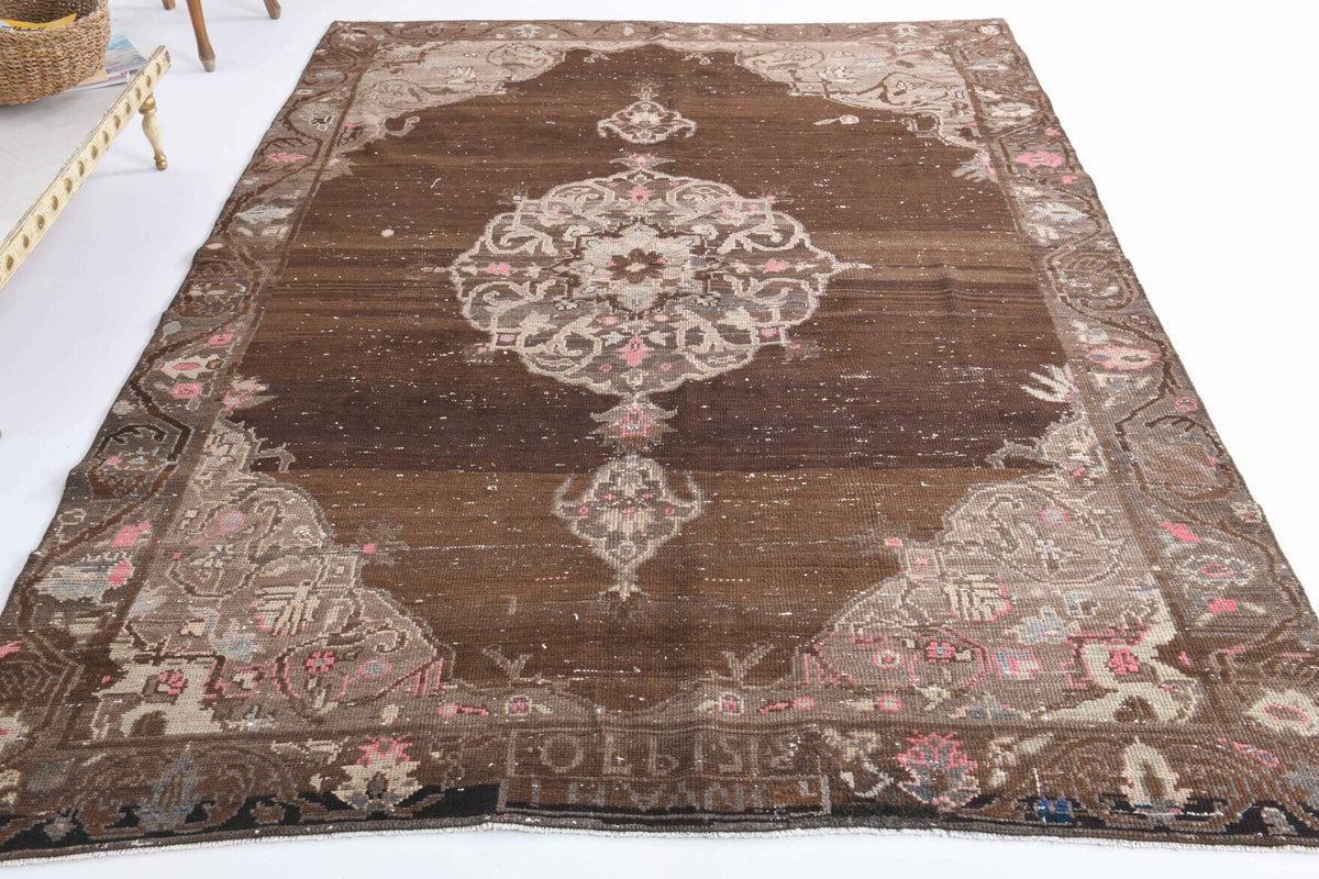 1970'lerden Anadolu kökenli oryantal desenli el dokuma vintage halı, 196x267 cm