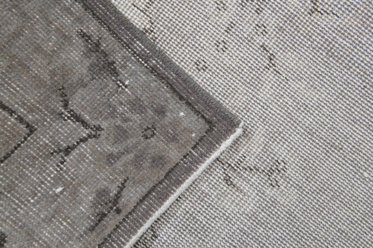 El yapımı vintage halı 152x274 cm oryantal desenli yün - ışık altında renk detayı