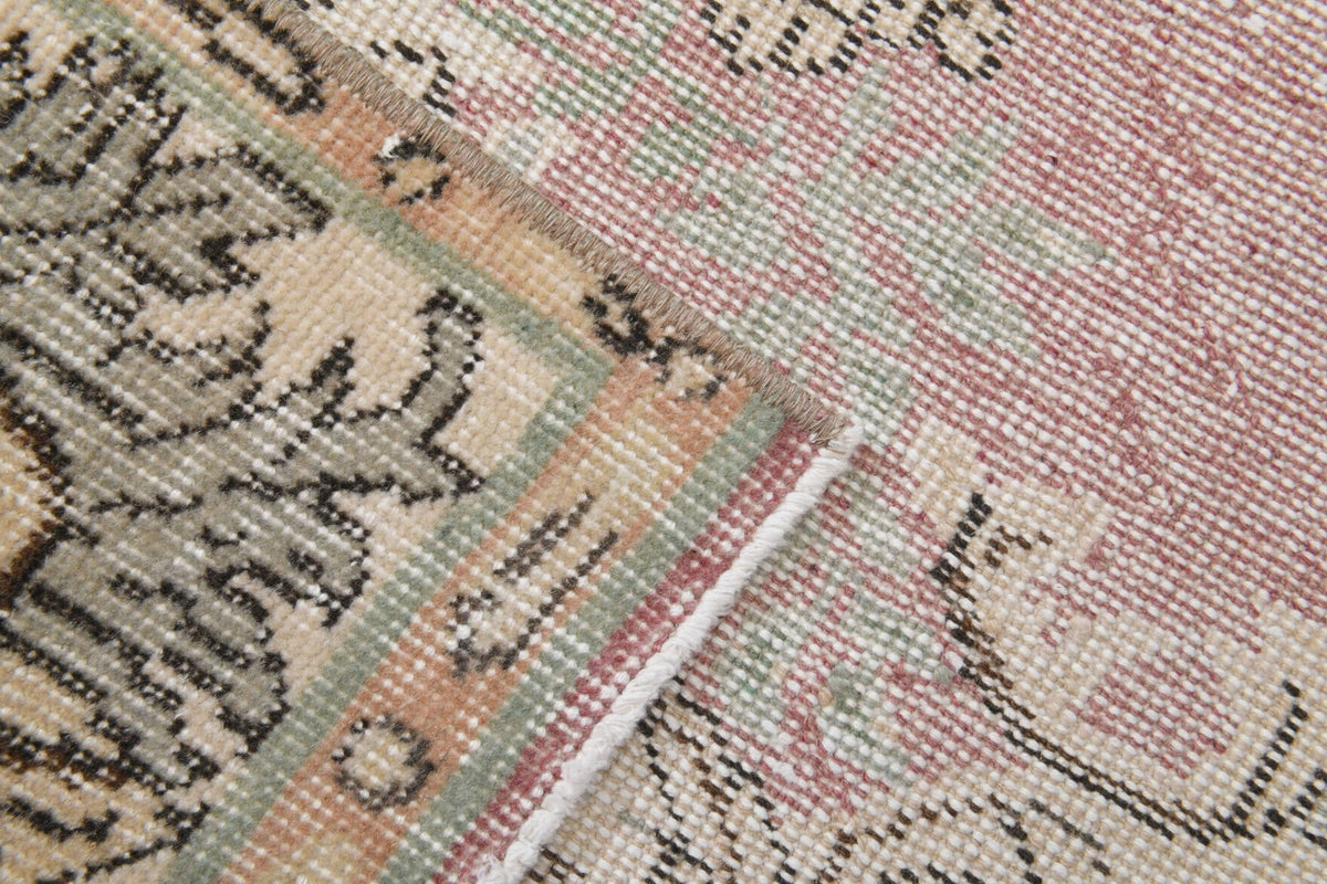 El yapımı vintage halı 152x274 cm oryantal desenli yün - ışık altında renk detayı