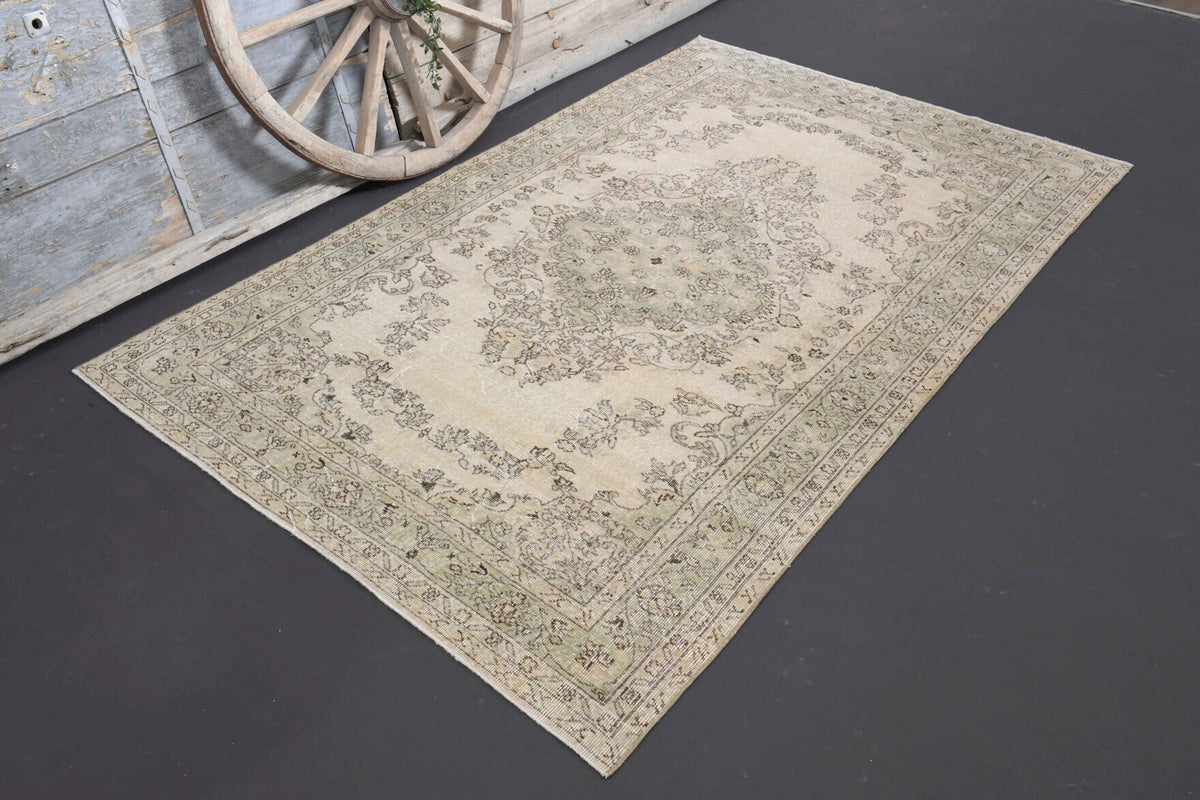 El yapımı vintage halı 178x284 cm oryantal desenli yün - yakın çekim doku detayı