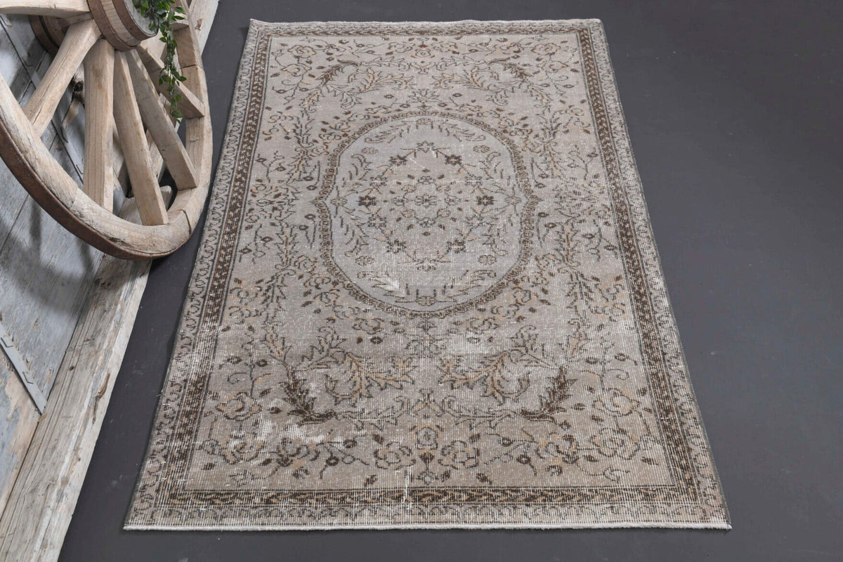 1970'lerden Anadolu kökenli oryantal desenli el dokuma vintage halı, 118x216 cm