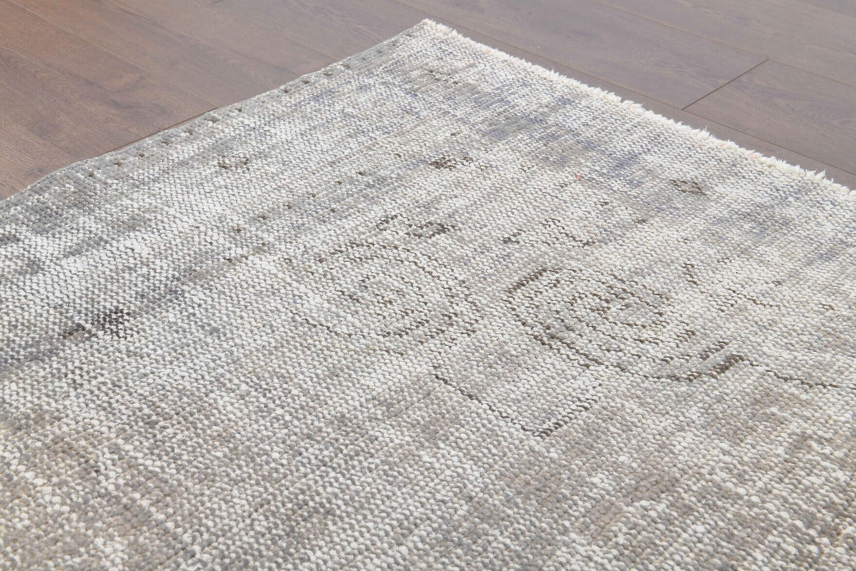 Vintage halı 175x270 cm – gri ve beyaz düz zeminli, el dokuma
