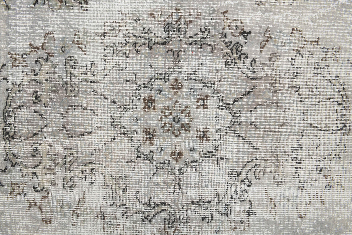 Vintage halı 184x289 cm – bej, beyaz ve gri oryantal desenli, el dokuma