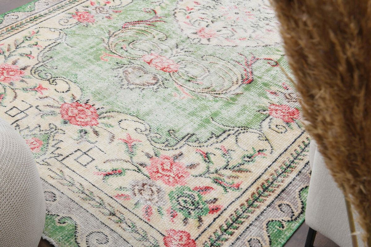 Çiçek desenli el dokuma vintage halı – bej, beyaz ve yeşil tonlarda yün dokuma