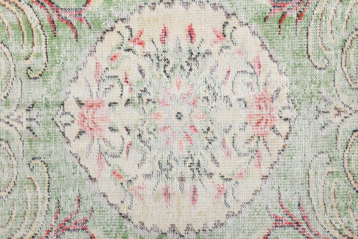 Vintage halı 185x290 cm – bej, beyaz ve yeşil çiçek desenli, el dokuma