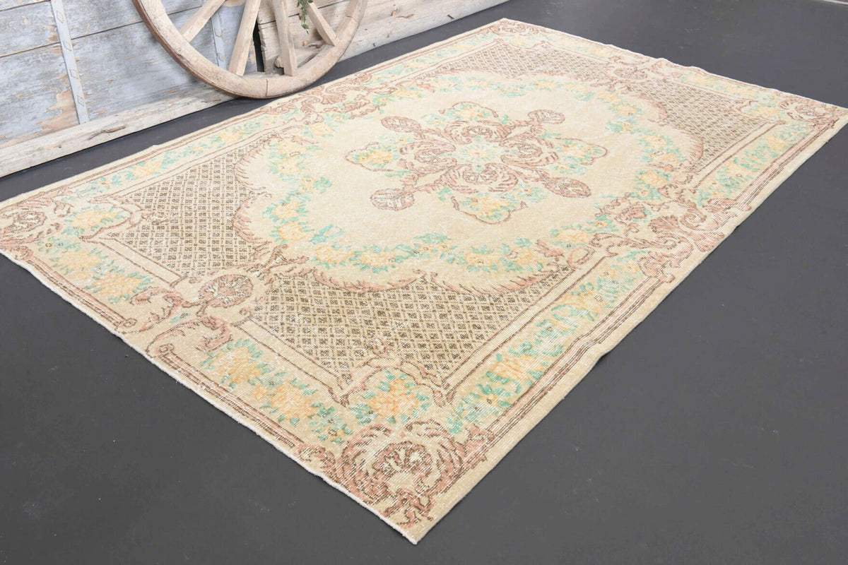 Oryantal desenli el dokuma vintage halı – bej ve turuncu tonlarda yün dokuma