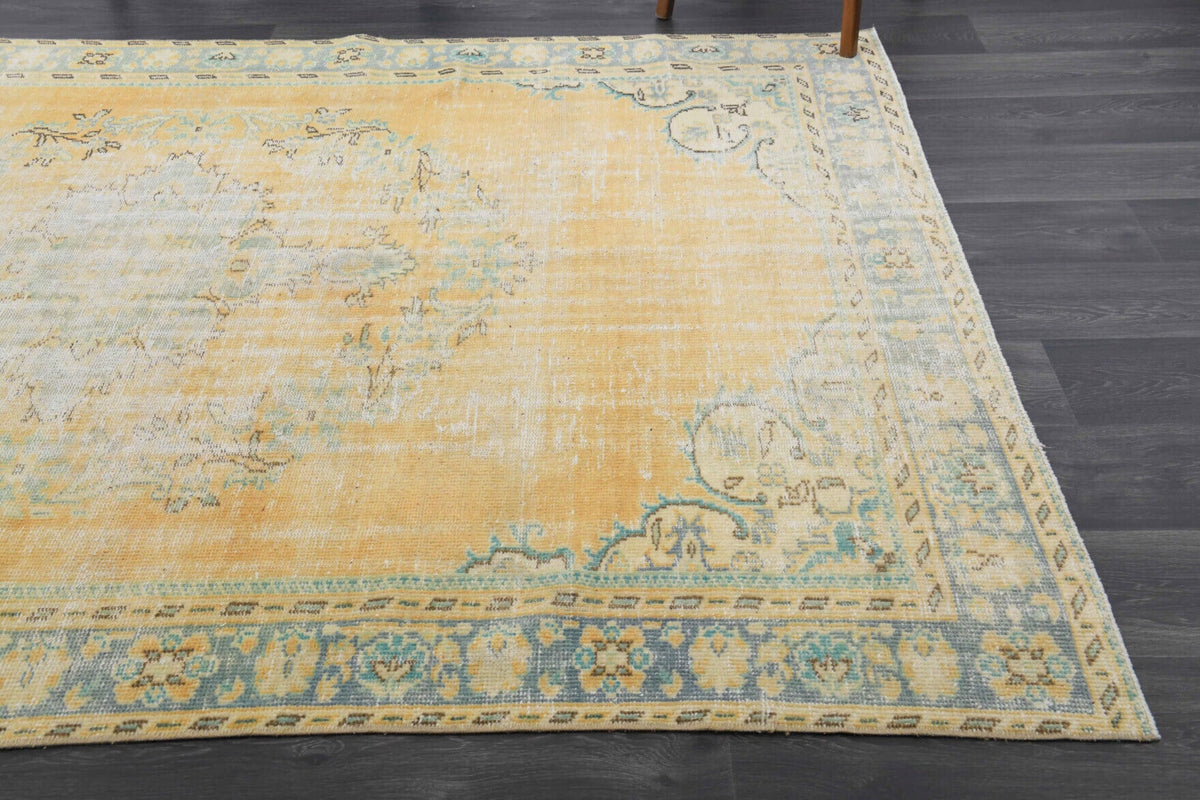 El yapımı vintage halı 183x244 cm oryantal desenli yün - mekan görünümü
