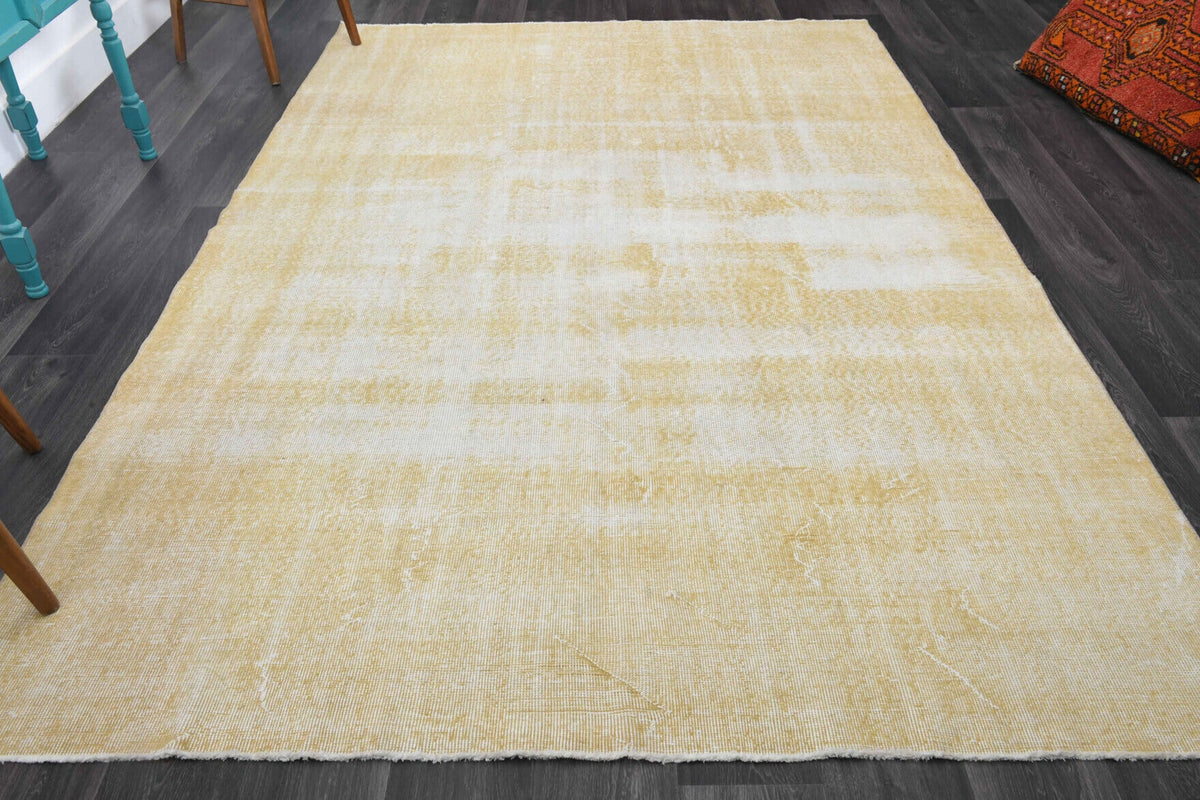 1970'lerden Anadolu kökenli düz zeminli el dokuma vintage halı, 202x303 cm