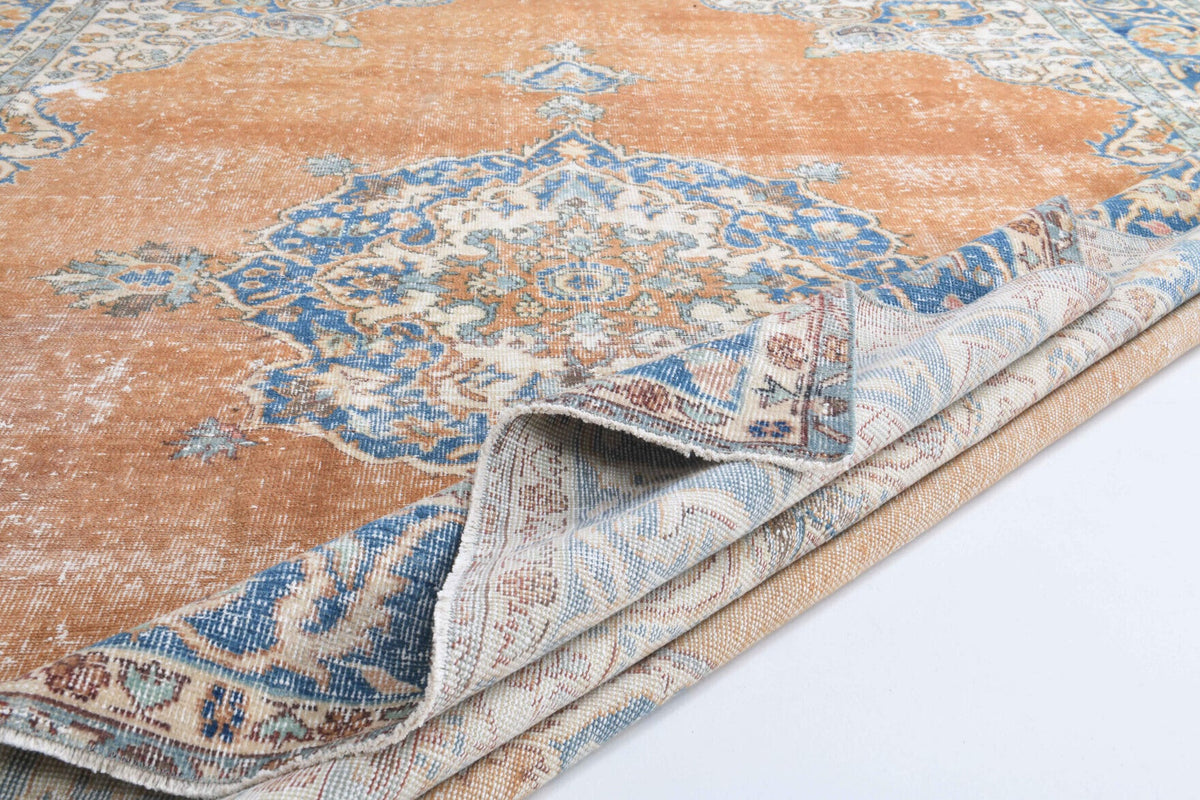 El yapımı vintage halı 234x325 cm oryantal desenli yün - ışık altında renk detayı