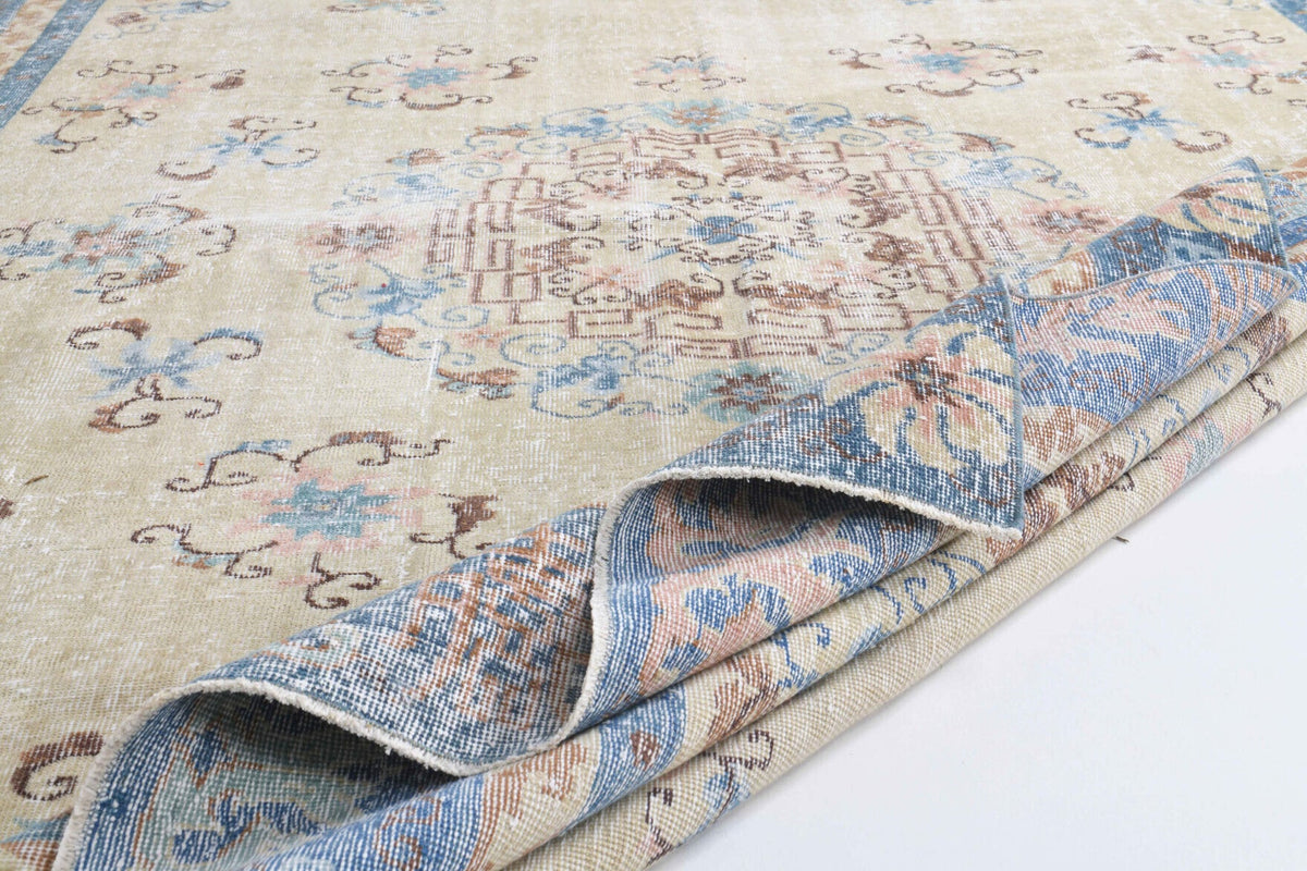 El yapımı vintage halı 213x335 cm oryantal desenli yün - ışık altında renk detayı