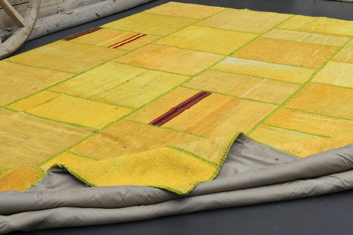 Pera Halı tek parça koleksiyonu: düz zeminli patchwork vintage halı, sarı ve turuncu