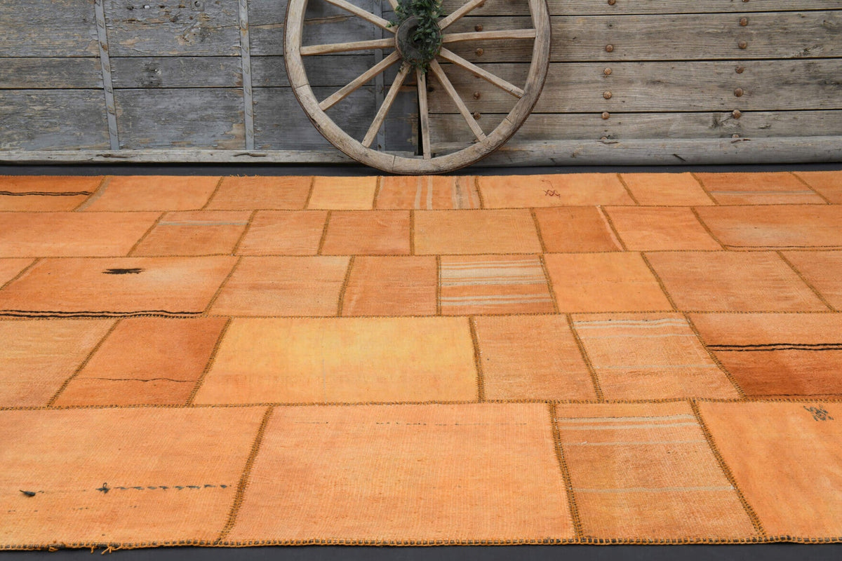 Turuncu renkli patchwork vintage halı, yün hav, kumaş taban