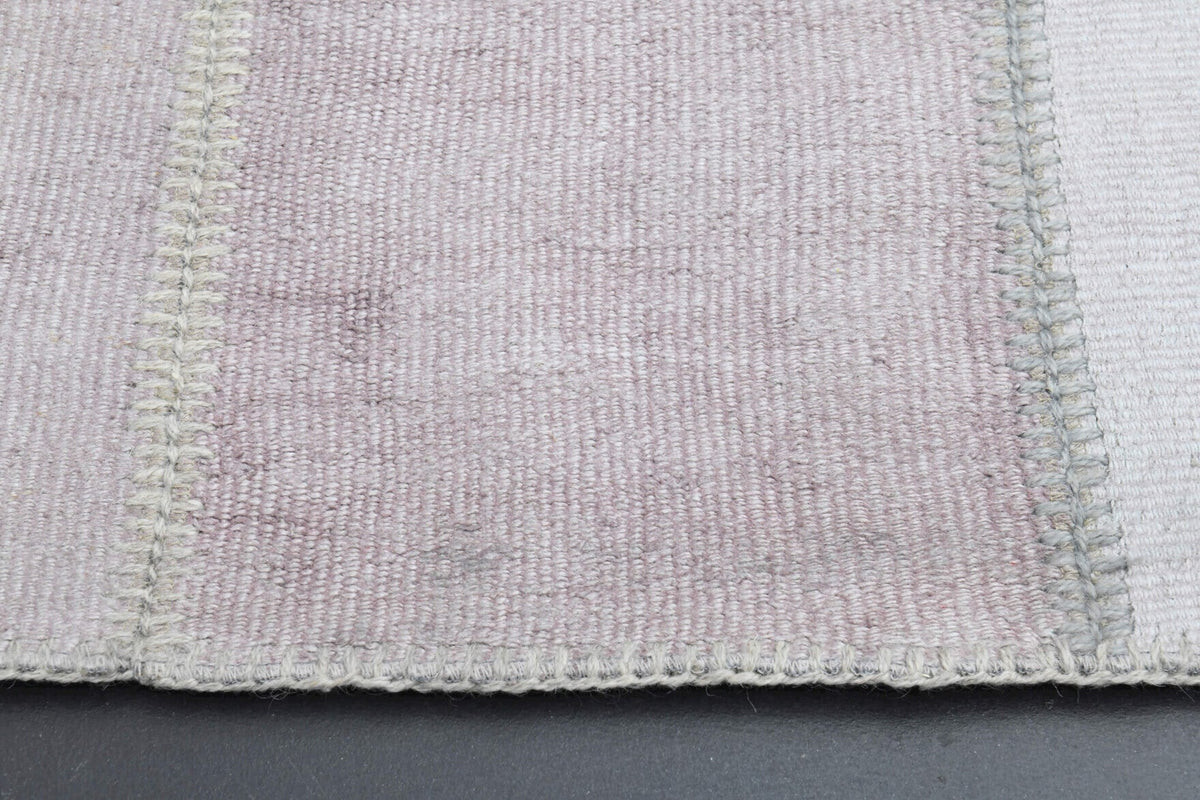 Düz zeminli patchwork vintage halı – beyaz tonlarda yün dokuma