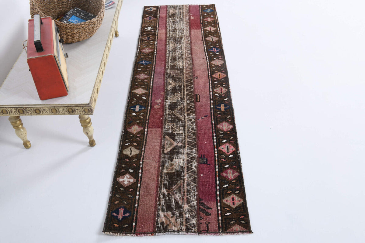 55x189 cm kahverengi, beyaz ve kırmızı ikat desenli patchwork vintage yolluk – üstten tam görünüm