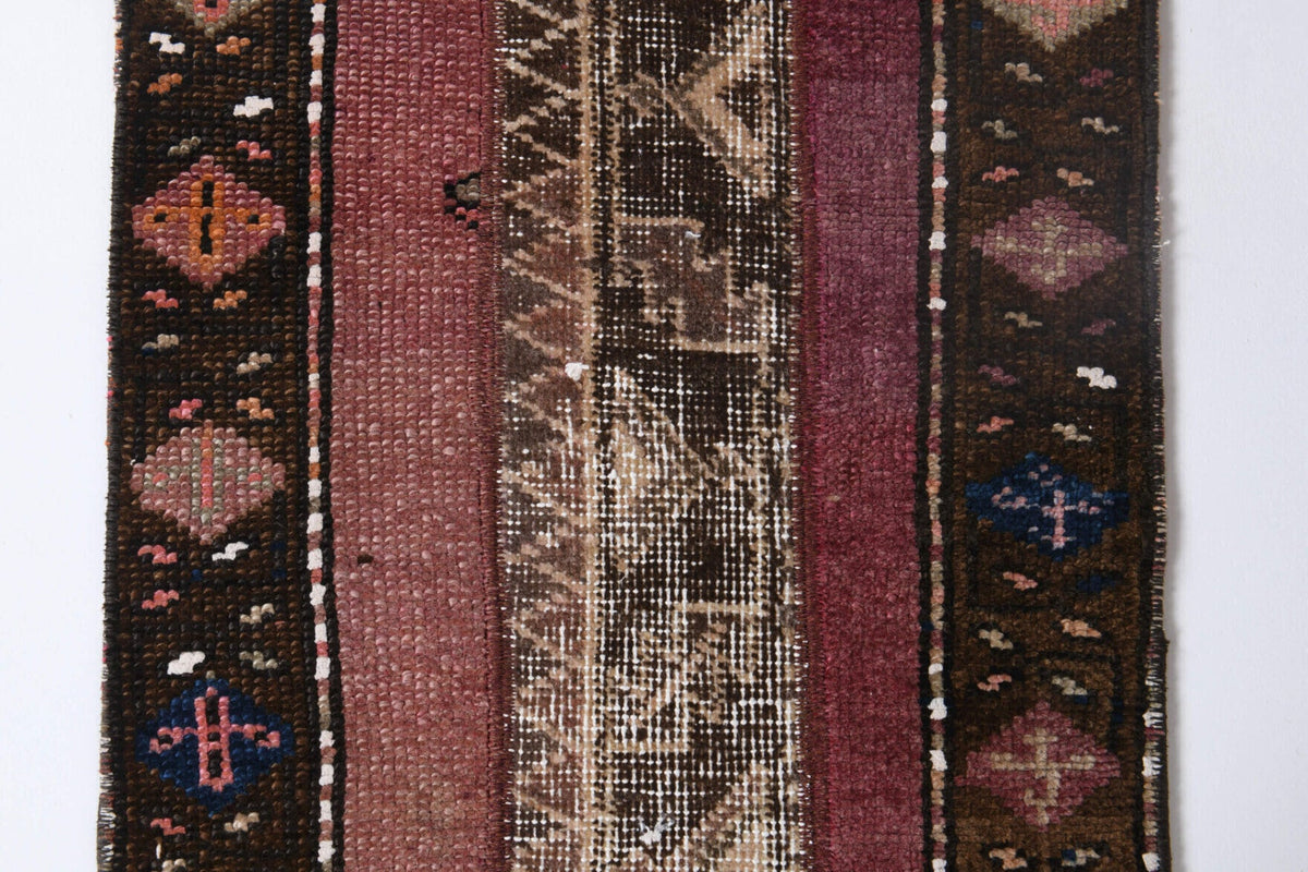 Kahverengi, beyaz ve kırmızı renkli patchwork vintage yolluk, yün hav, kumaş taban