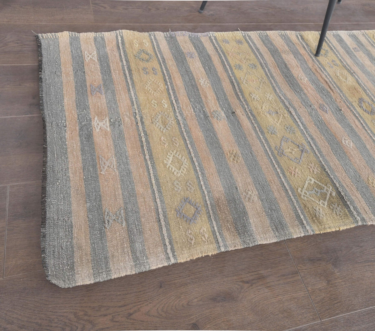 El yapımı vintage yolluk 76x333 cm kilim desenli yün - yakın çekim doku detayı