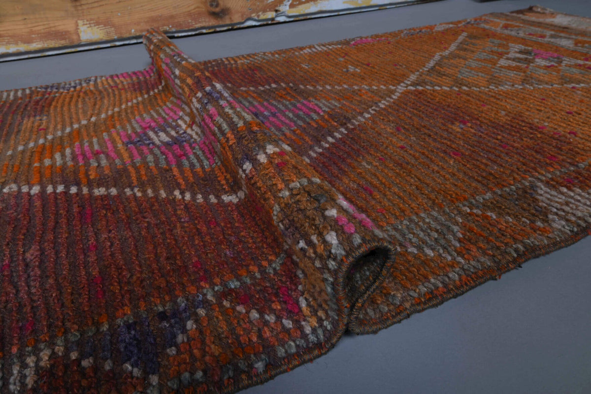 Anadolu kökenli el dokuma halı – 1970'ler üretimi, geometrik desenli