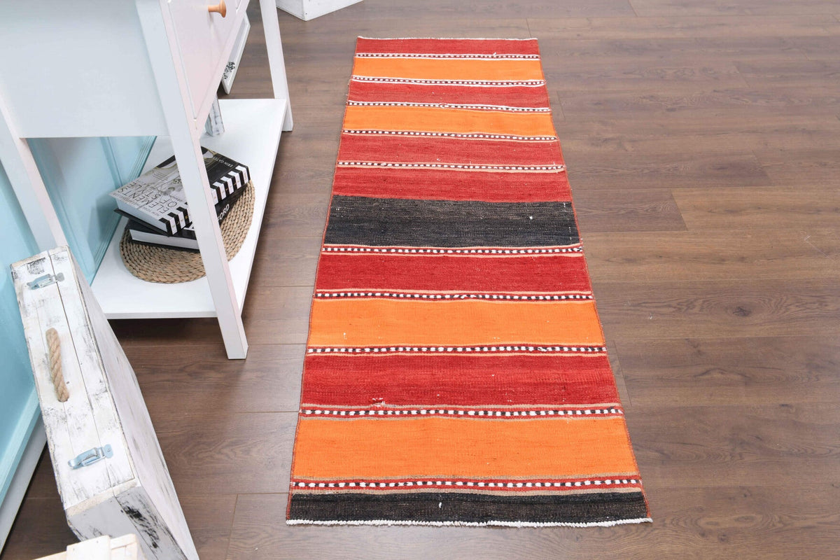 68x199 cm turuncu, kırmızı ve beyaz çizgili vintage kilim yolluk – üstten tam görünüm