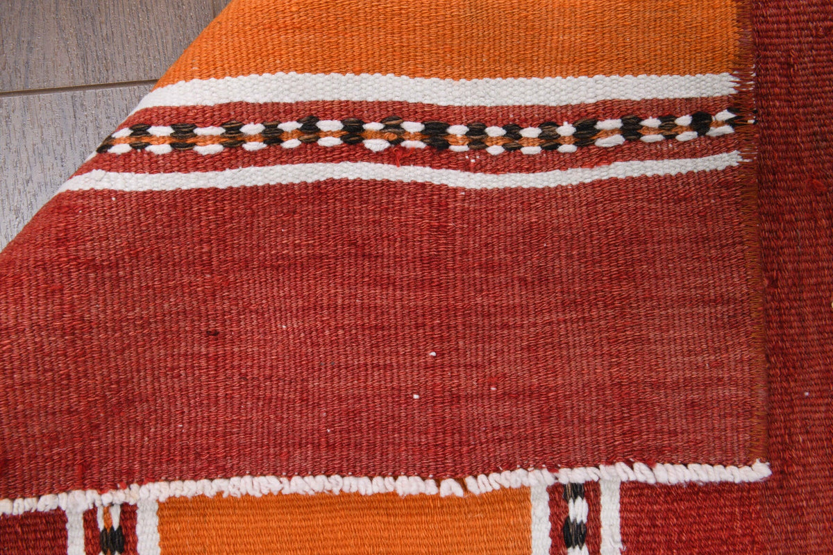 Turuncu, kırmızı ve beyaz renkli vintage kilim yolluk, %100 yün dokuma