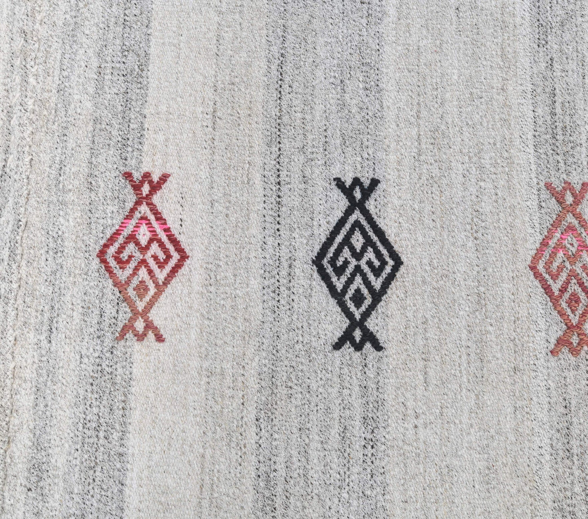 Anadolu kökenli el dokuma kilim – 1960'lar üretimi, düz zeminli
