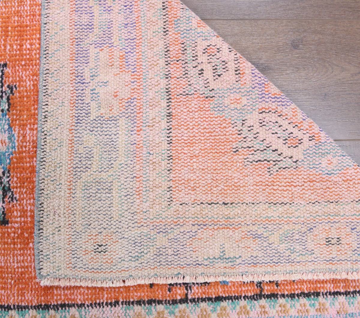 Pembe, turuncu ve gri renkli el dokuma vintage yolluk, yün hav, pamuk taban